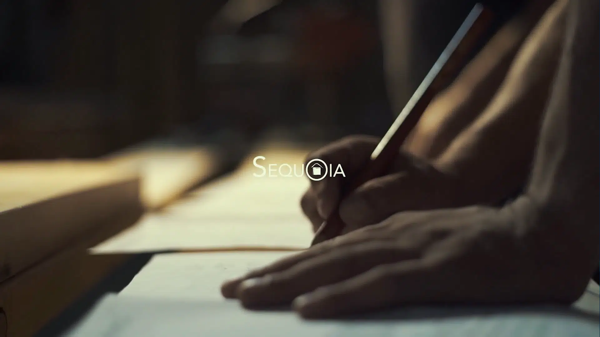 Une personne griffonnant sur un papier à l'Accueil.