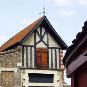 Un bâtiment en brique au bord de la route.