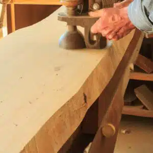 Un établi en bois.