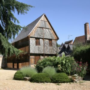 Un bâtiment en bois avec poutres en bois.