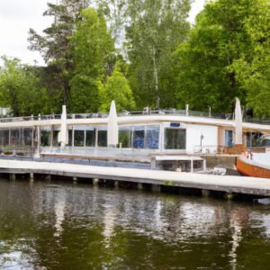 Un quai en bois dans l'eau.