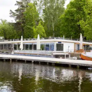 Un quai en bois dans l'eau.