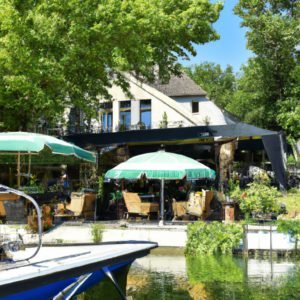 Un bateau dans l'eau.