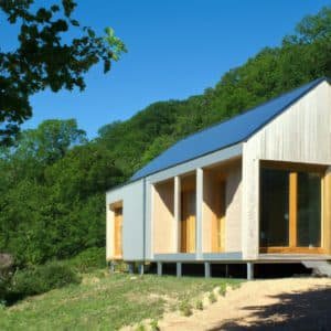 Une terrasse en bois sur le côté d'une maison.